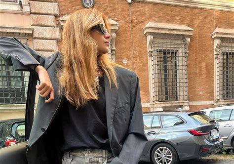 prada borsa con catena|Benedetta Porcaroli in jeans con risvolto e borsa morbida: il look .